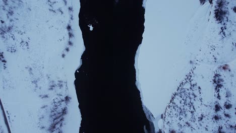 Descubriendo-Un-Paisaje-Nevado:-La-Perspectiva-De-Un-Dron-De-Un-Río-De-Invierno