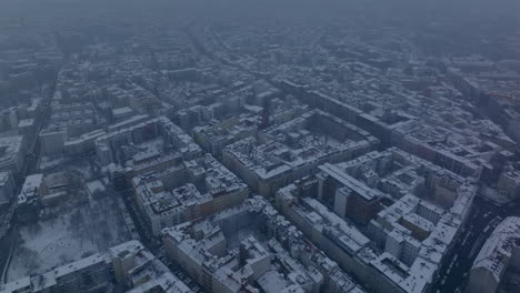 Imágenes-Panorámicas-Aéreas-De-La-Ciudad-Nevada-De-Invierno.-Barrio-Urbano-Con-Bloques-De-Edificios-De-Apartamentos.-Berlín,-Alemania