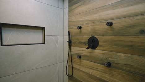 fotografía de accesorios de ducha de primera calidad en un baño de lujo con claraboya