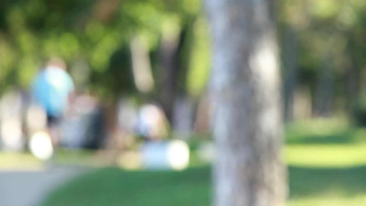 흐릿한 초점을 잃은 사람들이 공원에서 고 있습니다.