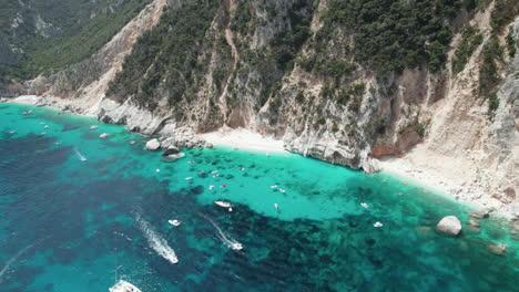 video aéreo de drones de la playa turquesa del paraíso tropical en el mediterráneo, cerdeña