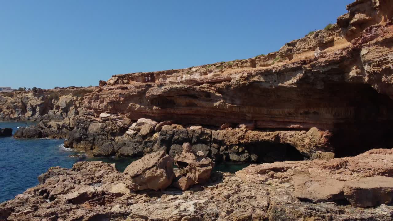 Ponte naturale in roccia su un'isola rocciosa