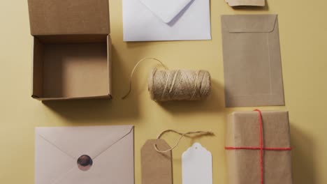 video de caja, sobres, etiquetas y cuerda sobre fondo verde