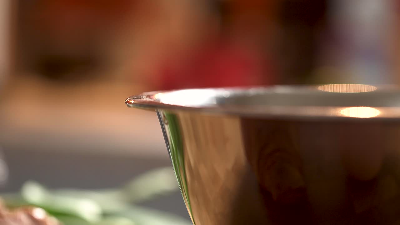 4k macro primer plano de las manos de la mujer rompiendo un huevo en un bol