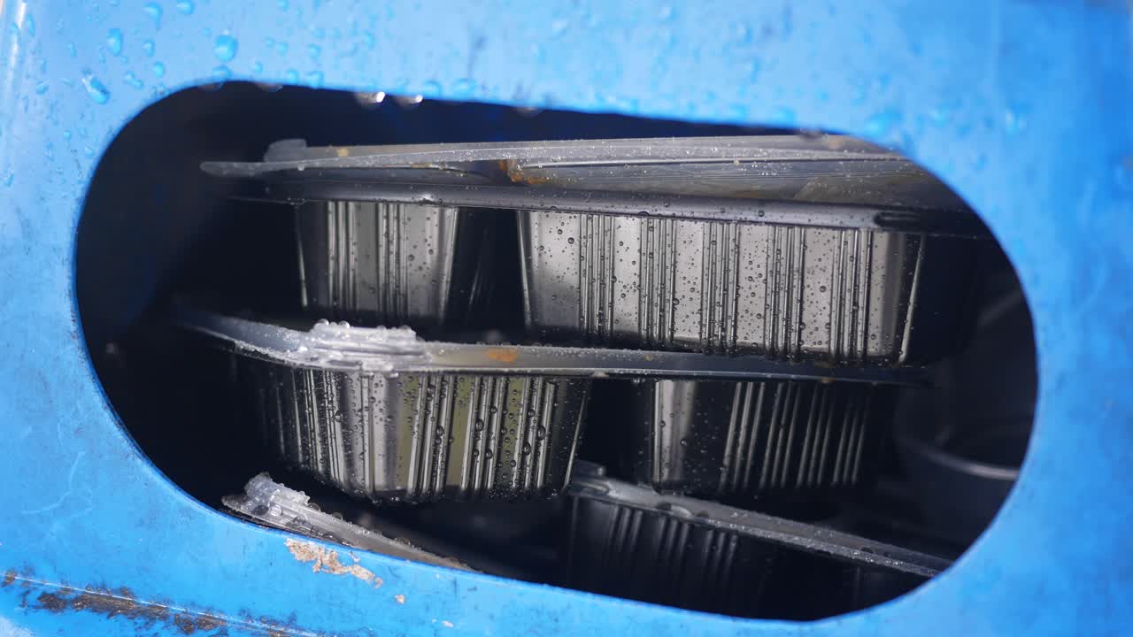 bolsa con basura y cubo de basura,