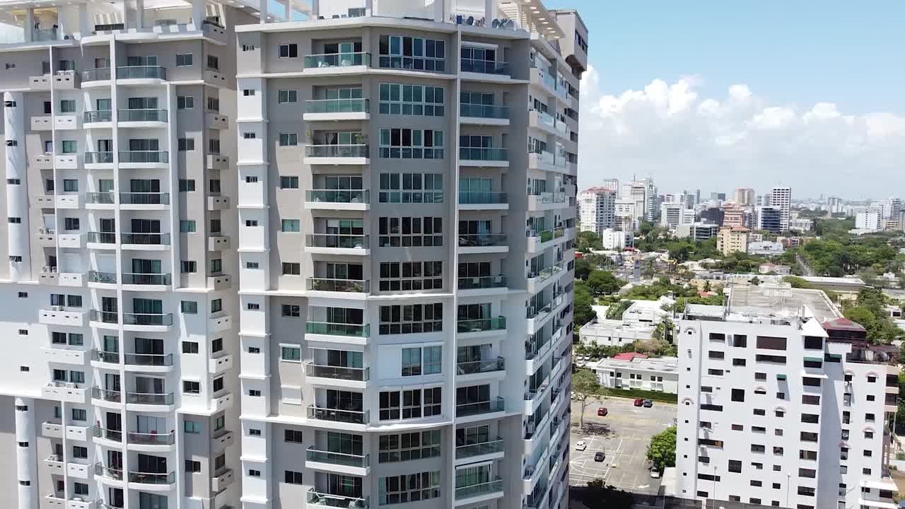 santo domingo - república dominicana - 29 de mayo de 2021 - edificios residenciales en la ciudad, estructura alta con grandes ventanales y estilo miami, en santo domingo