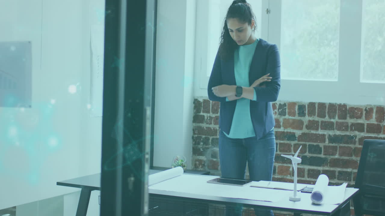 animación de moléculas que caen sobre una mujer de negocios caucásica