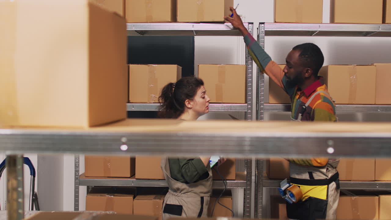 trabajadores de almacén que gestionan el inventario