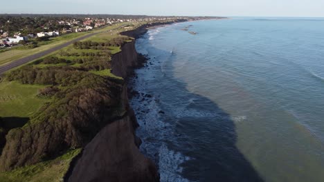 Vuelo-Aéreo-De-4k-A-Lo-Largo-De-La-Hermosa-Costa-De-Mar-Del-Plata-En-Argentina---Campos-Rurales-En-La-Parte-Superior-Y-Tranquilas-Olas-Del-Océano-Atlántico-Debajo