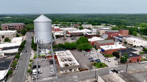 Torre-De-Agua-Rockingham-Nc,-Horizonte,-Pequeña-Ciudad-De-Estados-Unidos