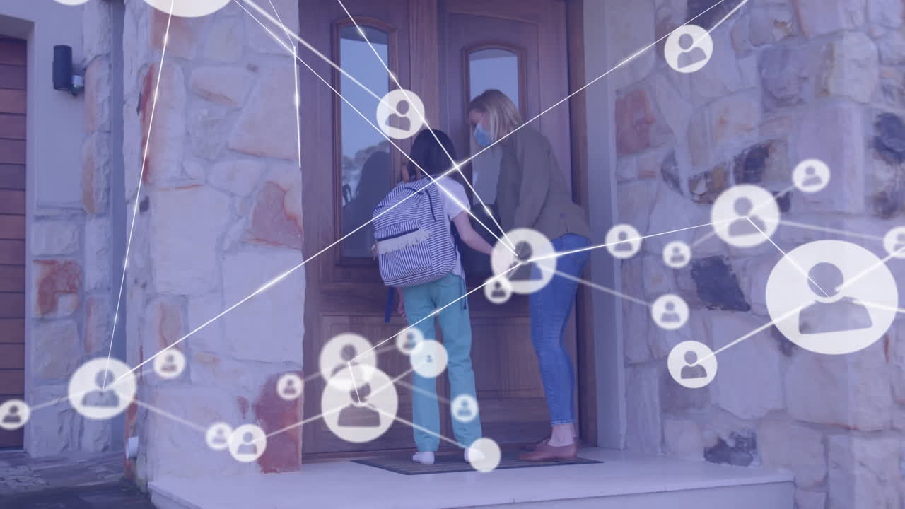 animación de iconos de los medios sobre madre y hija caucásicas con máscara facial abriendo la puerta