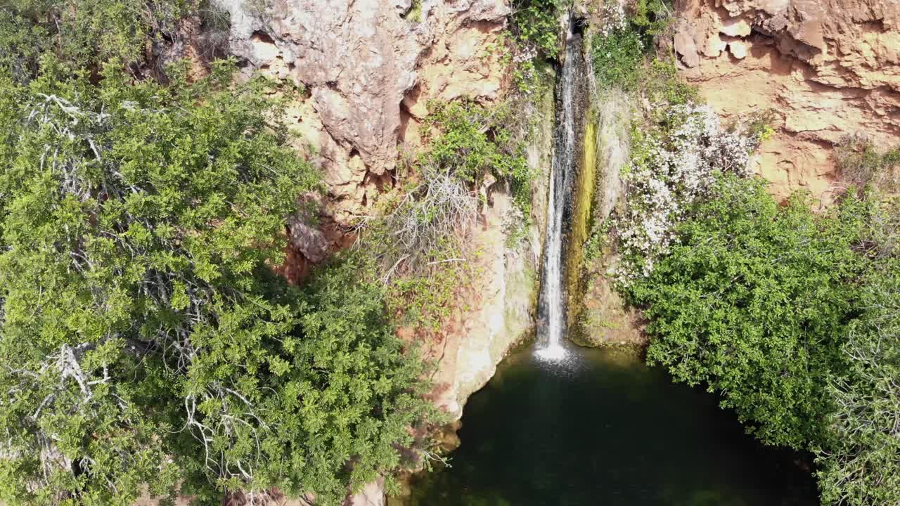 imágenes aéreas de drones de 4k de una cascada en alte, portugal en un día brillante