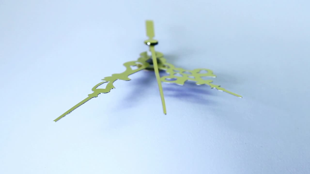 白色背景上的古董时钟箭头