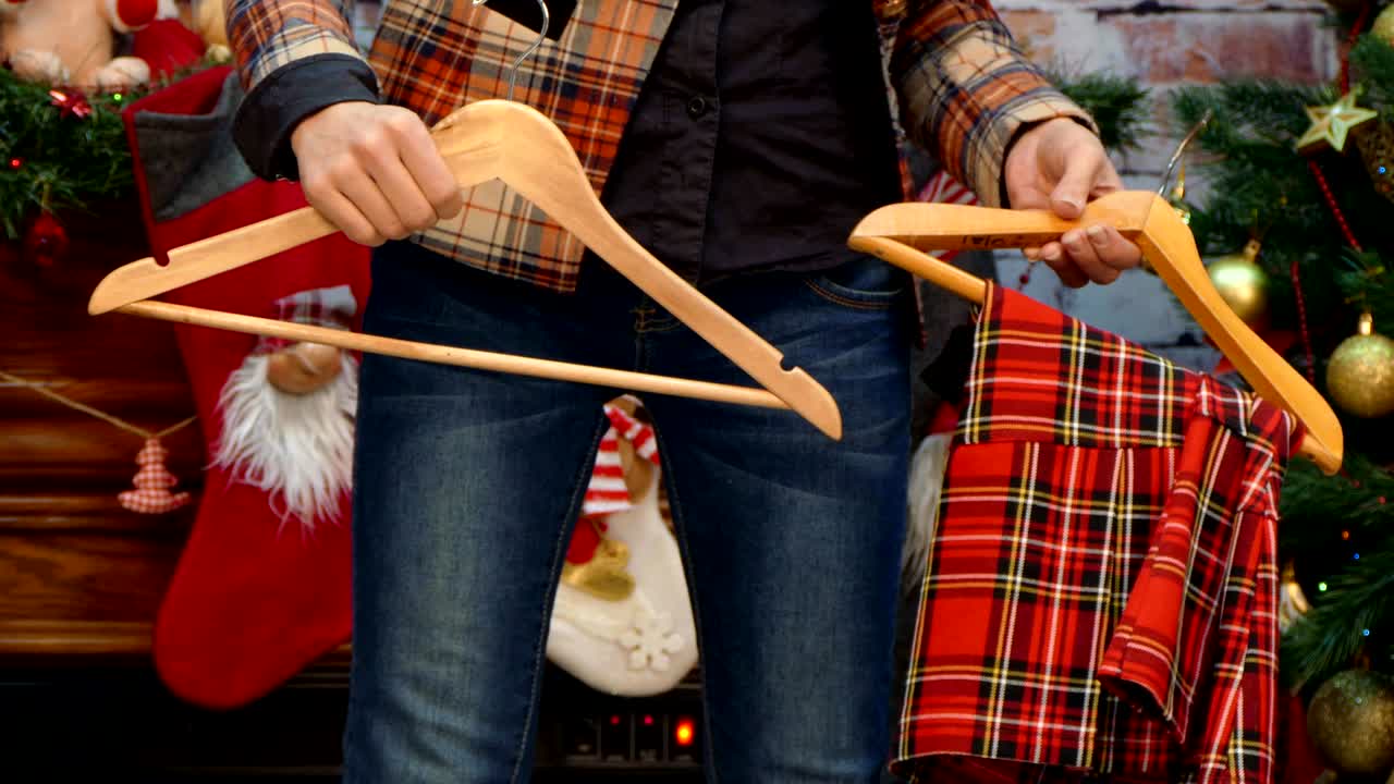el perro ayuda a las amas de casa a elegir la ropa.