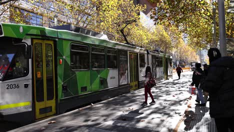 personas subiendo y bajando de un tranvía