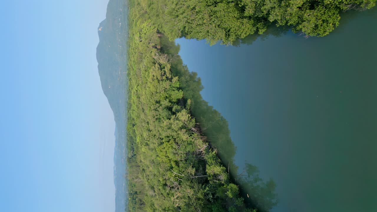 tiro vertical río muñoz con reflejo de espejo de bosque tropical en puerto plata, república dominicana