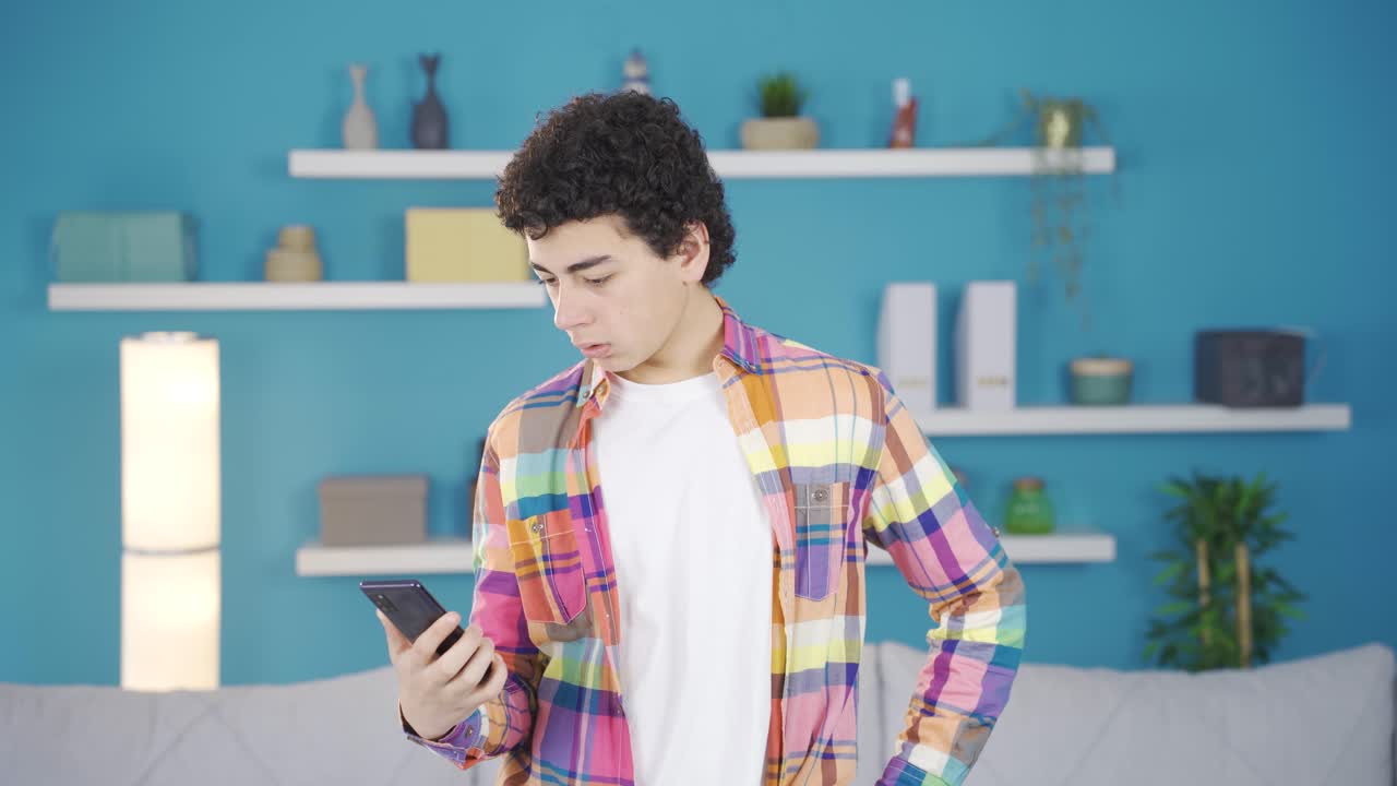 시간의 압박을 받는 소년은 짜증이 납니다.