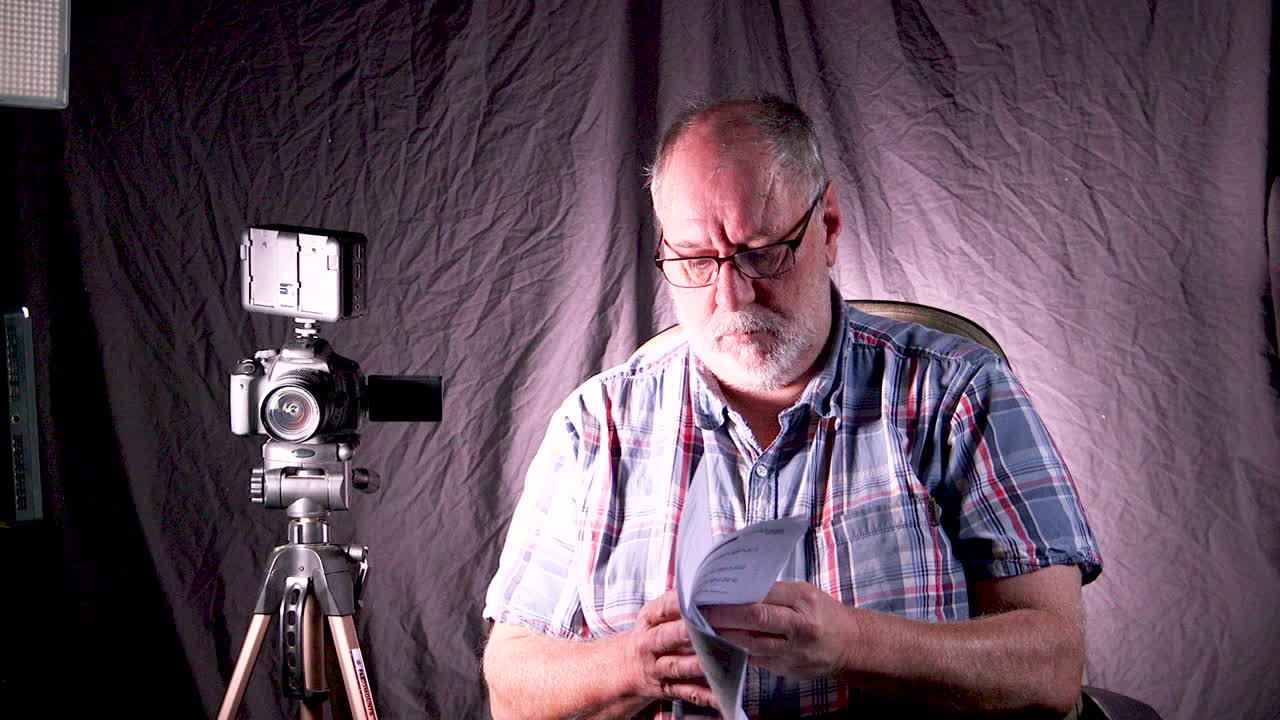 un director de cine felicita a sus actores por una excelente actuación y una primera toma