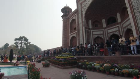pan vista desde la parte trasera de la puerta principal (darwaza) a las piscinas reflectantes del taj mahal - pan wide shot