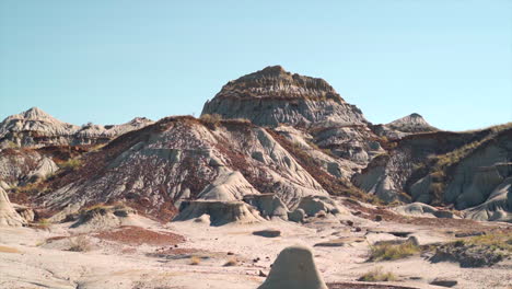 Badlands-in-the-desert-during-the-middle-of-the-day-in-Alberta,-Canada