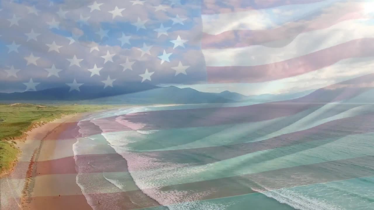 Animation du drapeau des États-Unis d'Amérique flottant au-dessus d'un paysage de plage, de la mer et d'un ciel bleu nuageux