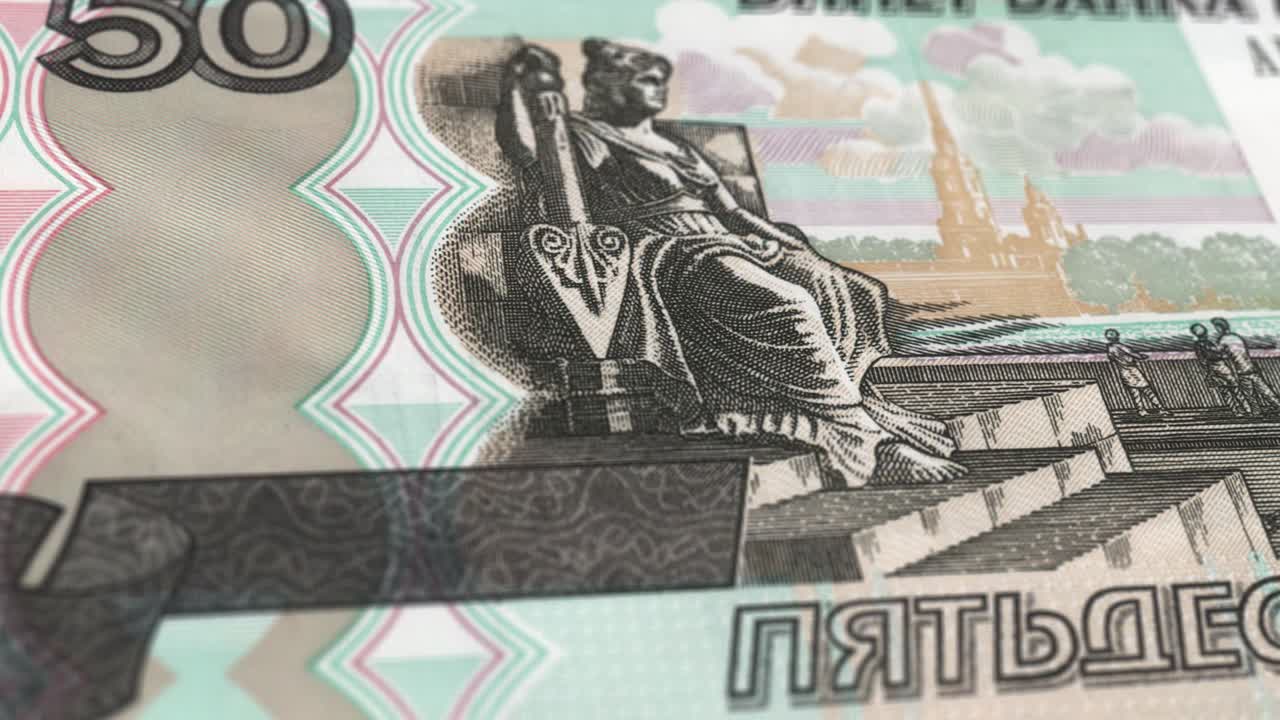 50 rublos rusos - la moneda nacional de Rusia - Detalle extremo del rublo ruso, moneda rusa - 50 ₽ rublos rusos - Impresión de dinero - 4K - Video de stock de la moneda de la Federación Rusa - Anverso de 50 rublos rusos