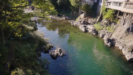 Río-Yoshida-En-La-Tarde-De-Verano-En-Gujo-Hachiman,-Gifu-Japón