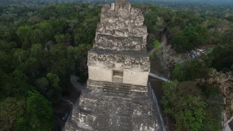 Eine-Drohne-Fängt-Die-Erhabenheit-Der-Hoch-Aufragenden-Tempel-Von-Tikal-Inmitten-Des-üppigen-Dschungels-Von-Guatemala-Ein