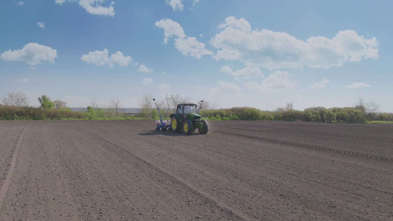 tractor plantando semillas en un campo