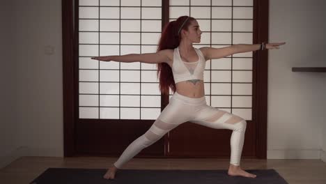 mujer practicando posturas de yoga