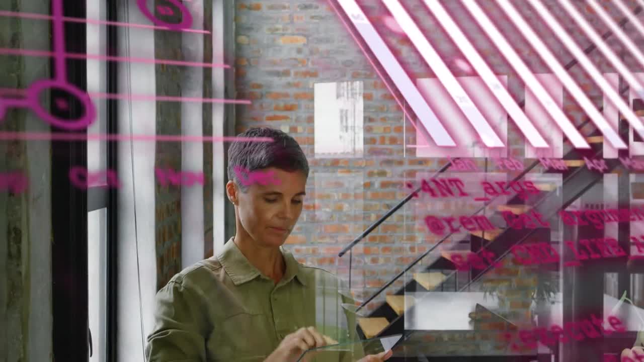 animación del procesamiento de datos sobre mujer de negocios caucásica en la oficina