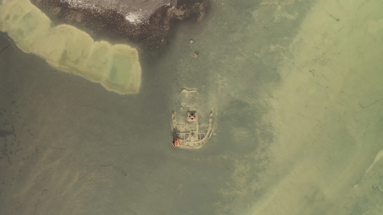 아이슬란드 남부 해안 브레이다메르쿠르산뒤르에 있는 fv clyne 성 증기 트롤선 난파선의 탑샷 공개 - 공중 드론