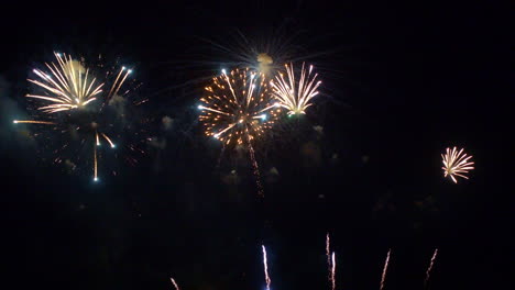 Hermosos-Fuegos-Artificiales-Coloridos-Abstractos-Explotan-En-El-Cielo-Por-La-Noche-Un-Símbolo-De-Celebración-En-El-Aniversario-De-Año-Nuevo-Para-El-Fondo