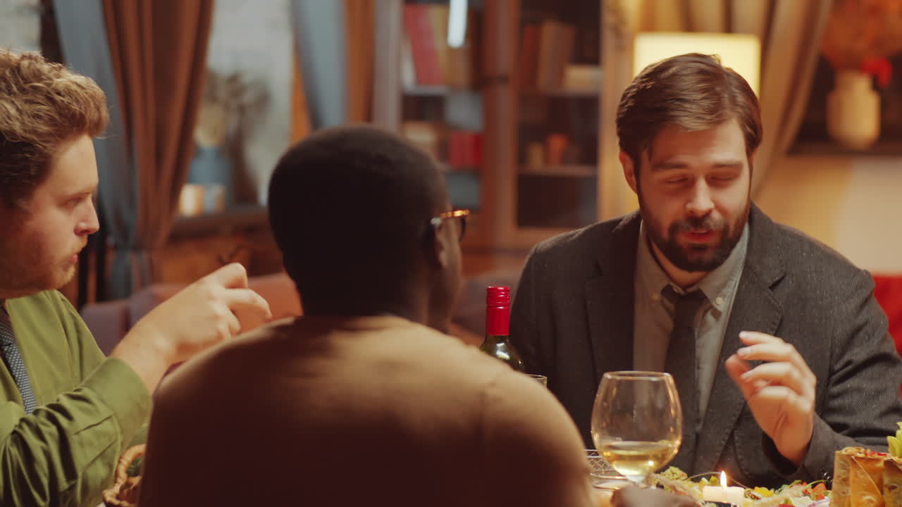 저녁 식사 하고 대화 하는 남자 들