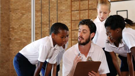 profesor de deportes teniendo una discusión con sus estudiantes