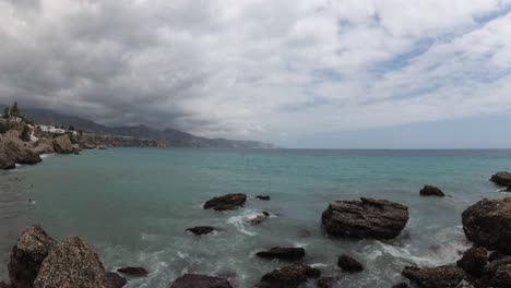 España-Malaga-Playa-Nerja-En-Un-Día-Nublado-De-Verano-Usando-Un-Dron-Y-Una-Cámara-De-Acción-Estabilizada-22