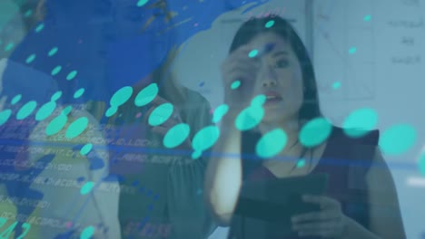 animación del procesamiento de datos financieros sobre diversas personas de negocios