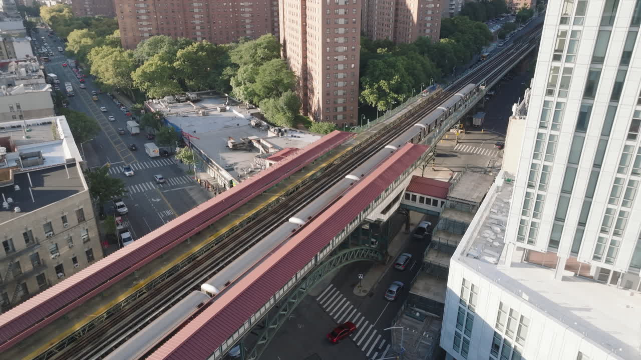 뉴욕의 125번가에서 한 여름 오후에 찍은 사진.