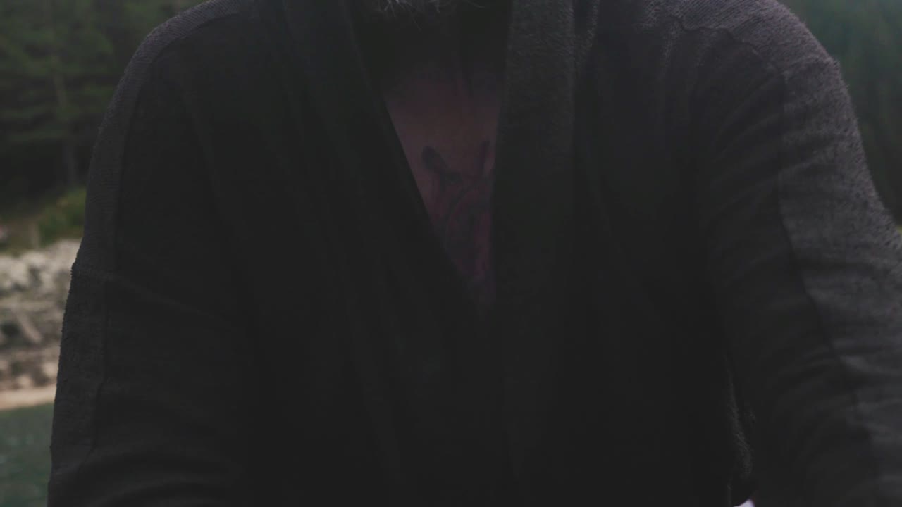 hombre remando un barco en un paisaje al aire libre