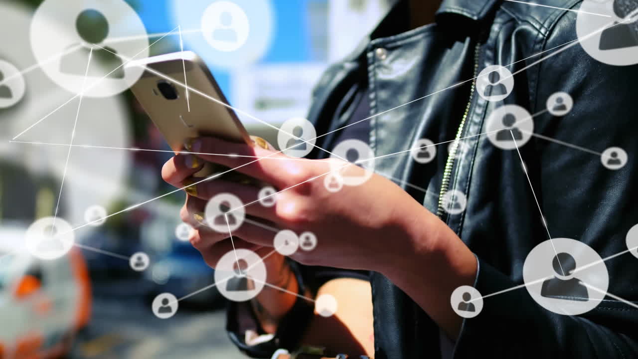 Animazione di una rete di connessioni con icone di persone su una donna caucasica che usa uno smartphone