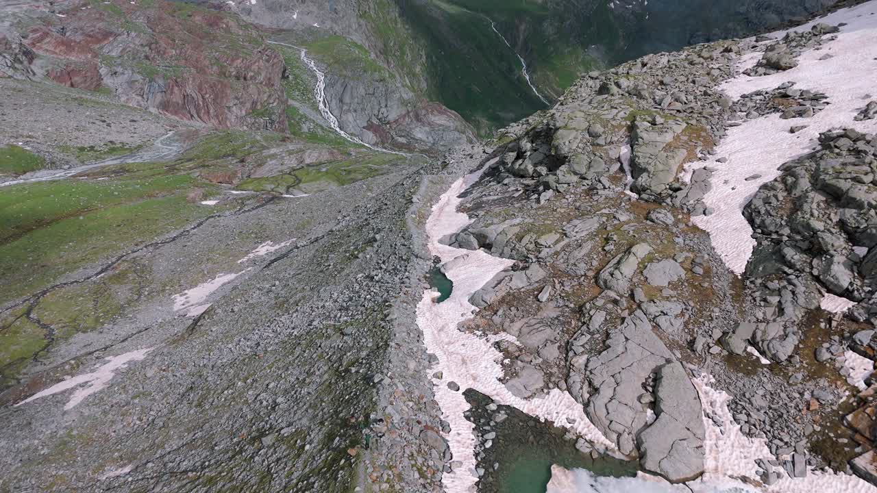 las escarpadas cumbres de la cordillera dentro de los alpes de valmalenco, lombardía, italia - avión no tripulado volando hacia adelante