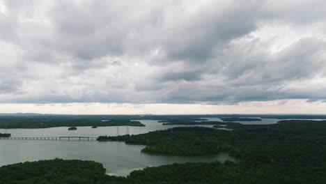 Vista-Panorámica-Del-Puente-Sobre-El-Lago-Percy-Priest-En-El-Parque-Estatal-Long-Hunter,-Tennessee,-Estados-Unidos