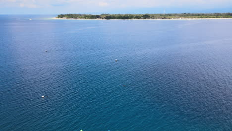 Panorama-Der-Boote-Am-Blauen-Meer-Von-Bali-Mit-Fernblick-Auf-Eine-Insel