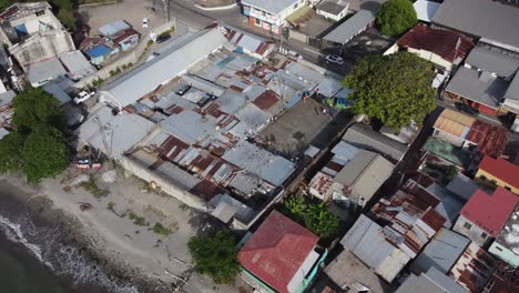 bandada de palomas, órbitas aéreas cancha de baloncesto al aire libre en la ceiba, hnd