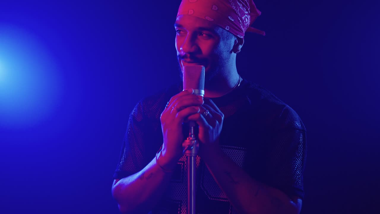 hombre cantando en un micrófono