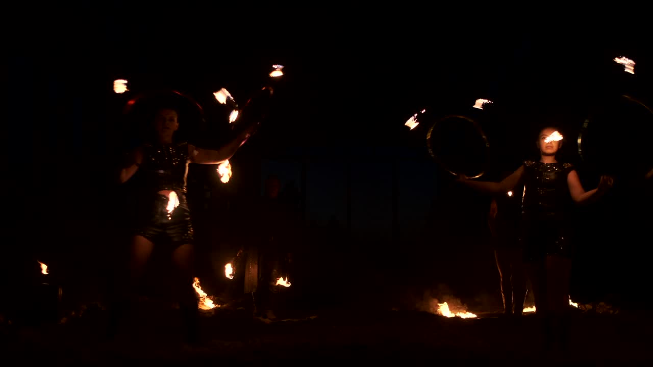 불 글러 그룹: 사람들이 어두운 밤 야외 공연에서 불을 습니다.