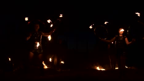 grupo de malabaristas de fuego. gente escupir fuego en una noche oscura al aire libre actuación