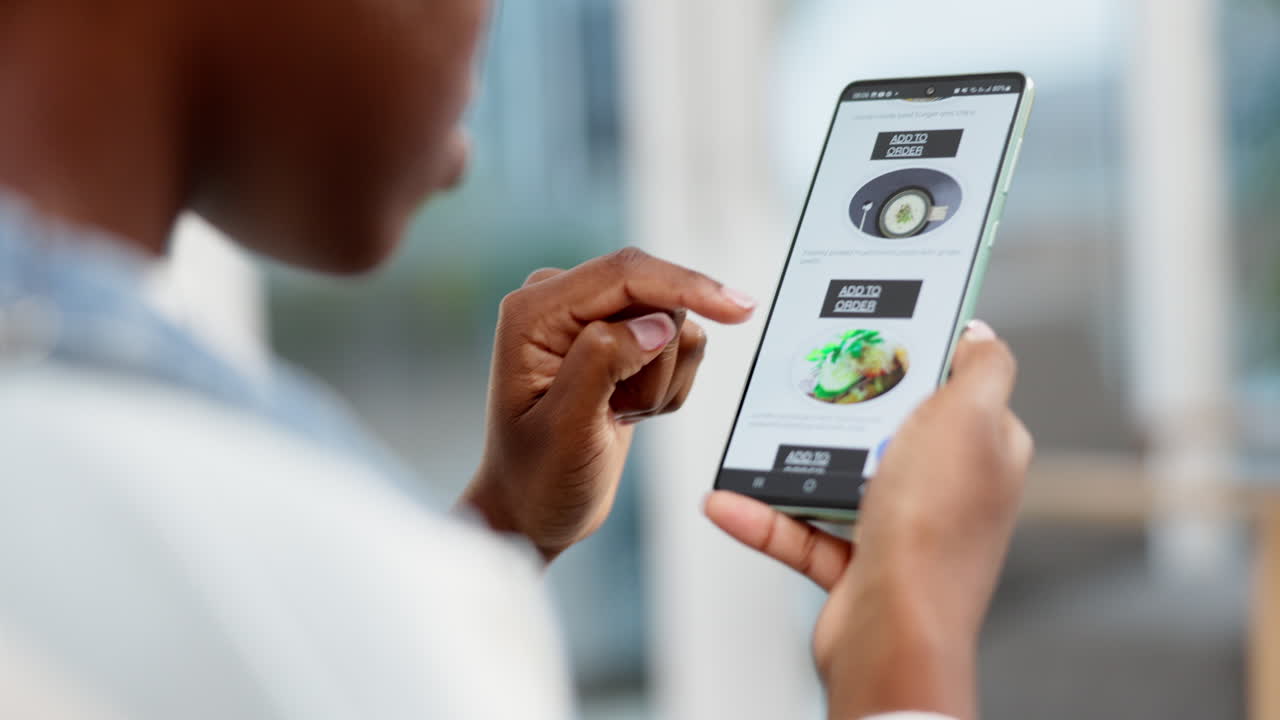 smartphone, pantalla y menú de desplazamiento de las manos