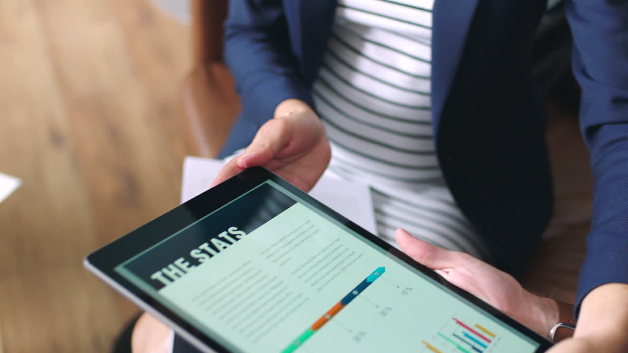 Tangan pebisnis, statistik tablet