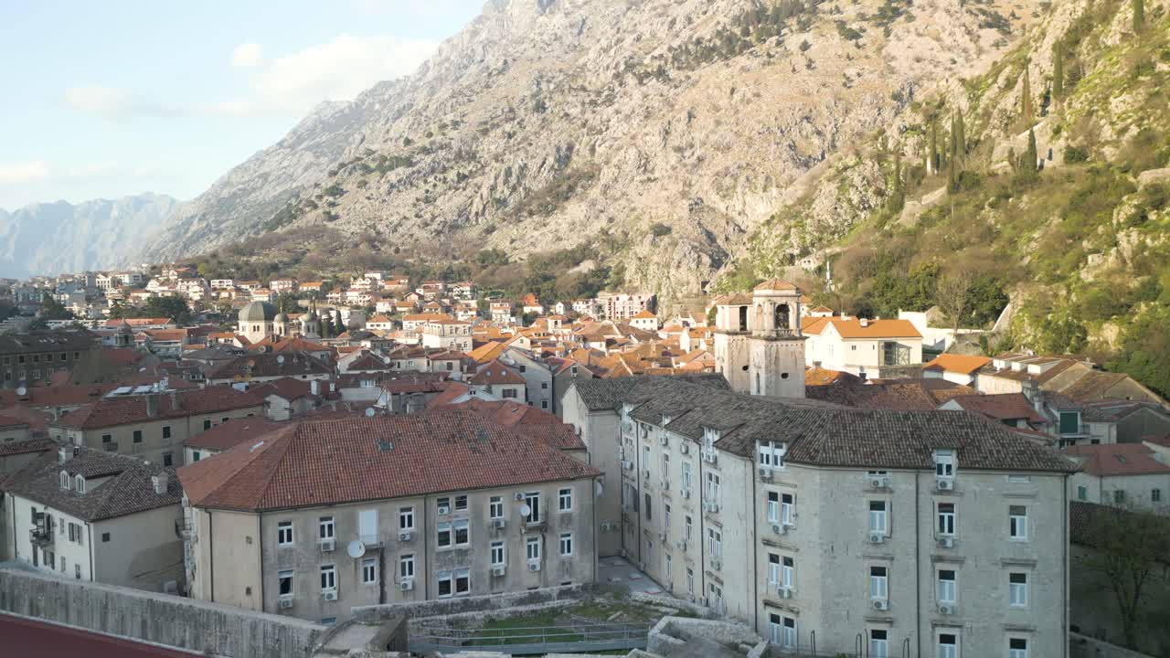 levantamiento de drones filmó la ciudad kotor parcialmente iluminada por el sol junto a las montañas